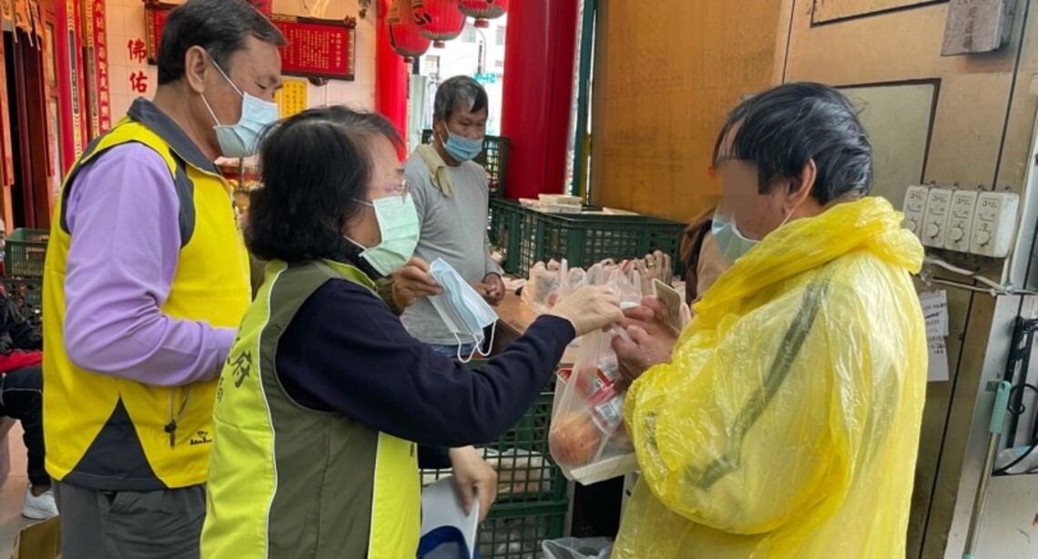 濕冷急凍! 高市社工日日關懷街友 社會局長親送熱食、禦寒物品
