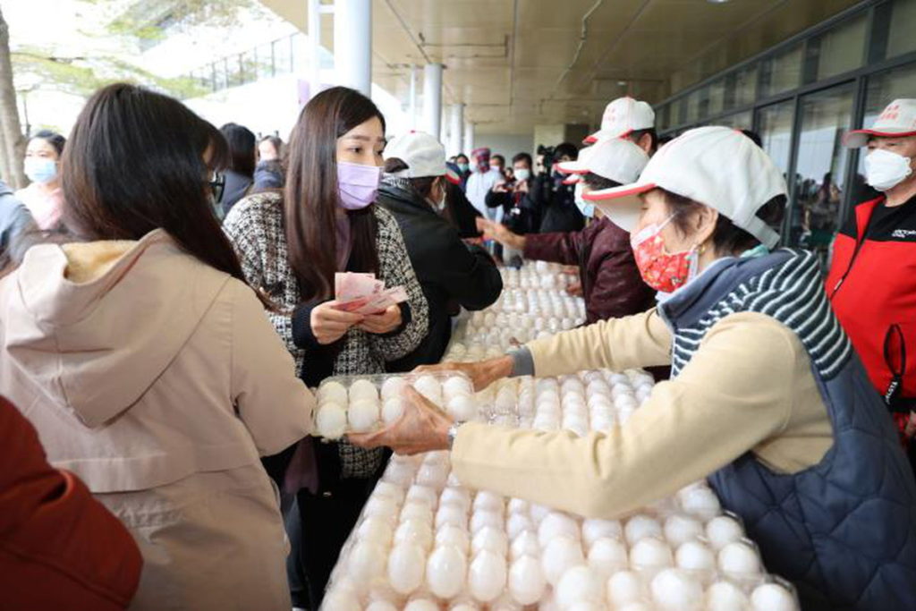 由雲林縣斗六市蛋雞產銷班第一班林弘茂班長與班員，共同募集義賣的2萬顆雞蛋，開賣不