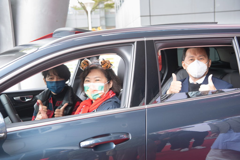 市長與VOLVO汽車得獎者蘇素卿小姐及VOLVO徐銘豐經理