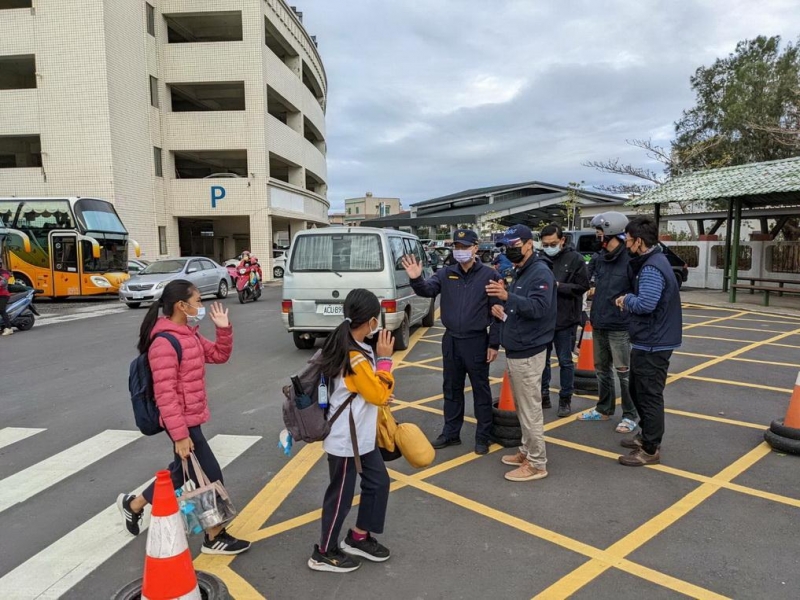 恆警不畏寒風 守護學童安全上學