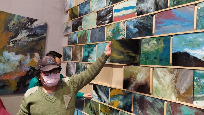 拆城牆寫歷史 意流彩境畫展上演行動藝術