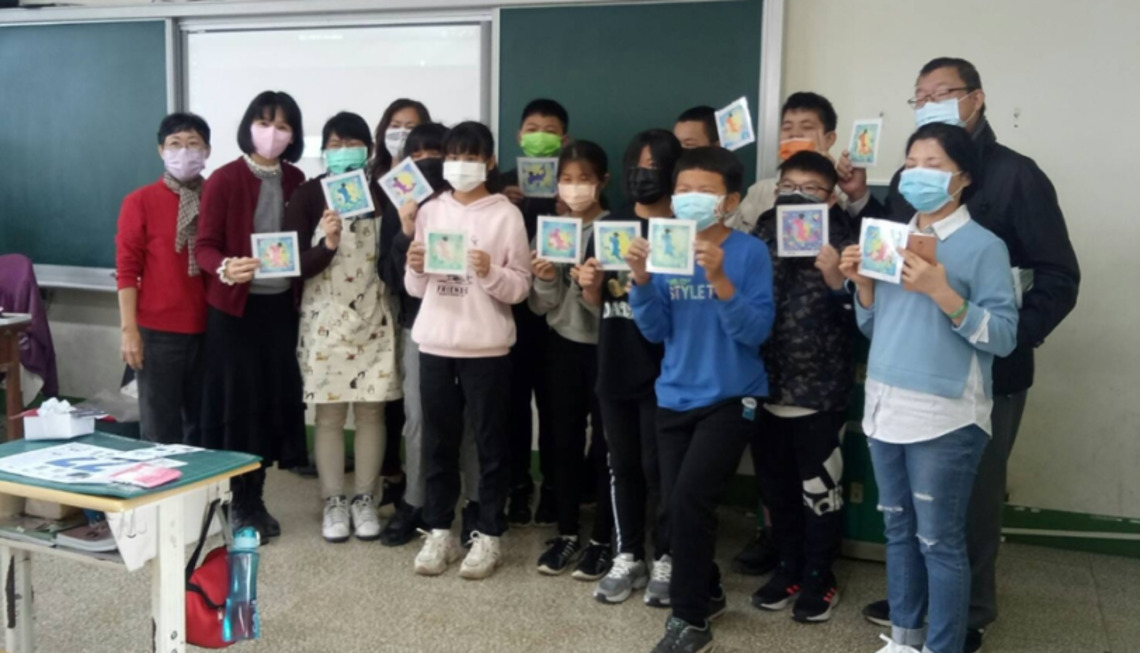 旗津圖書館「為畢業生送祝福」 用和諧粉彩推廣閱讀