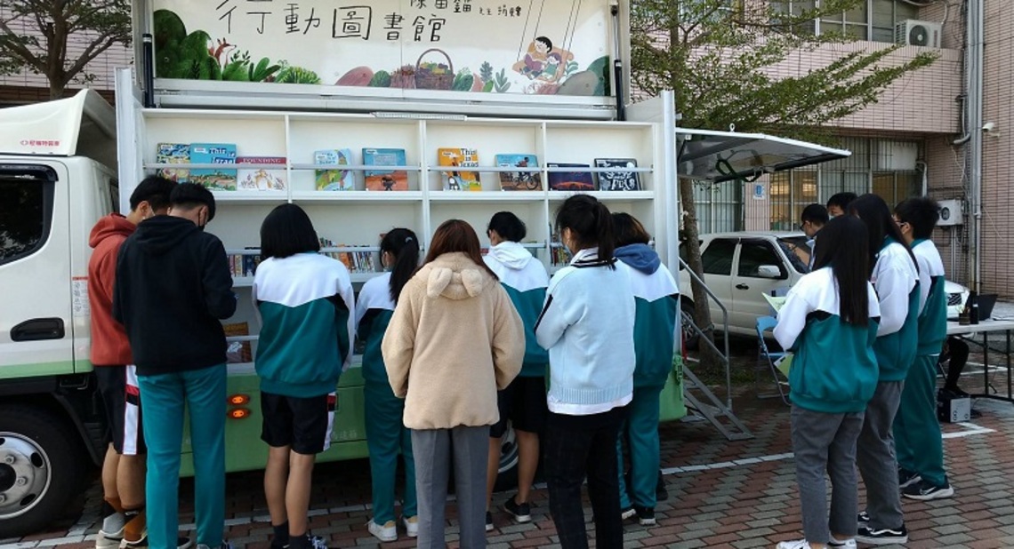 仁武高中攜手市圖仁武分館 「英語行動列車」校園悅讀go