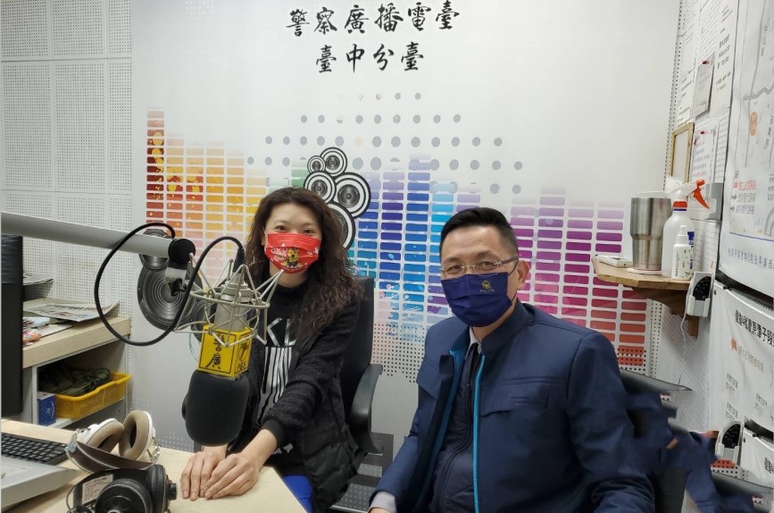 ▲大甲警長吳燕山接受警廣電台專訪,呼籲前往泰安賞櫻民眾配合交通管制措施,更要注意自身財物安全 (圖/台中大甲分局 提供)