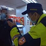 ▲男子接到銀行假客服電話詐騙,至超商ATM不斷操作轉帳,熱心超商店員察覺有異、趕忙報警 (圖/苗栗縣警察局 提供)