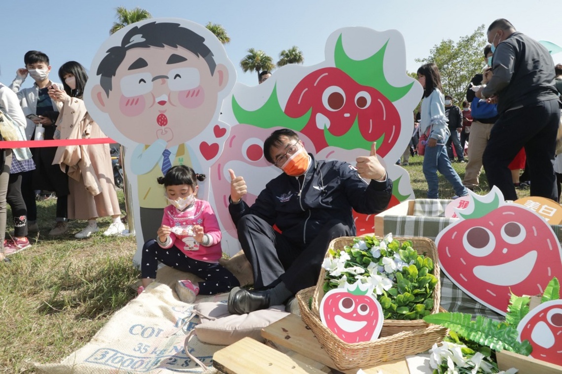 善化草莓季登場     黃偉哲邀請大小朋友來台南買草莓、體驗採果樂趣