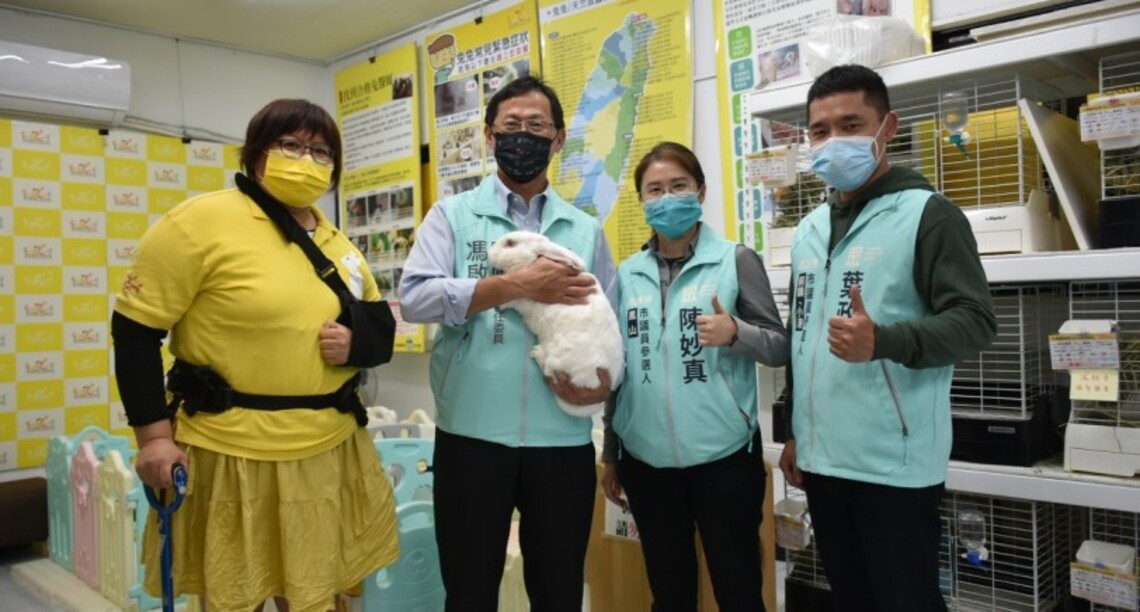 民眾黨高雄市議員參選人陳妙真捐物資    關懷高雄愛兔之家