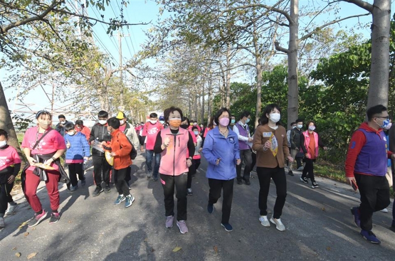 連假3天木棉花迎客 埤頭鄉東螺溪畔木棉花道熱情綻放