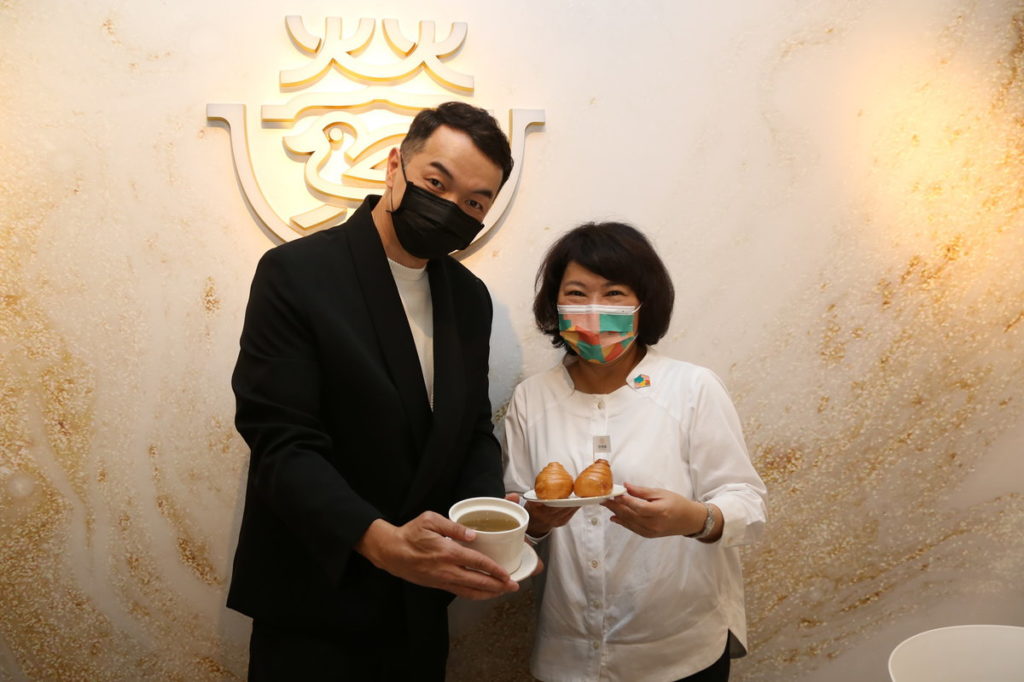 黃敏惠市長與邱彥翔合照