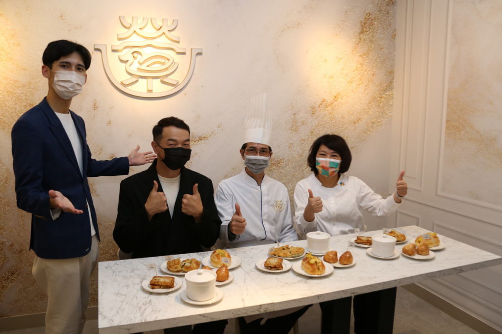 右起黃敏惠市長、阿榮師、邱彥翔、吳柏融執行長