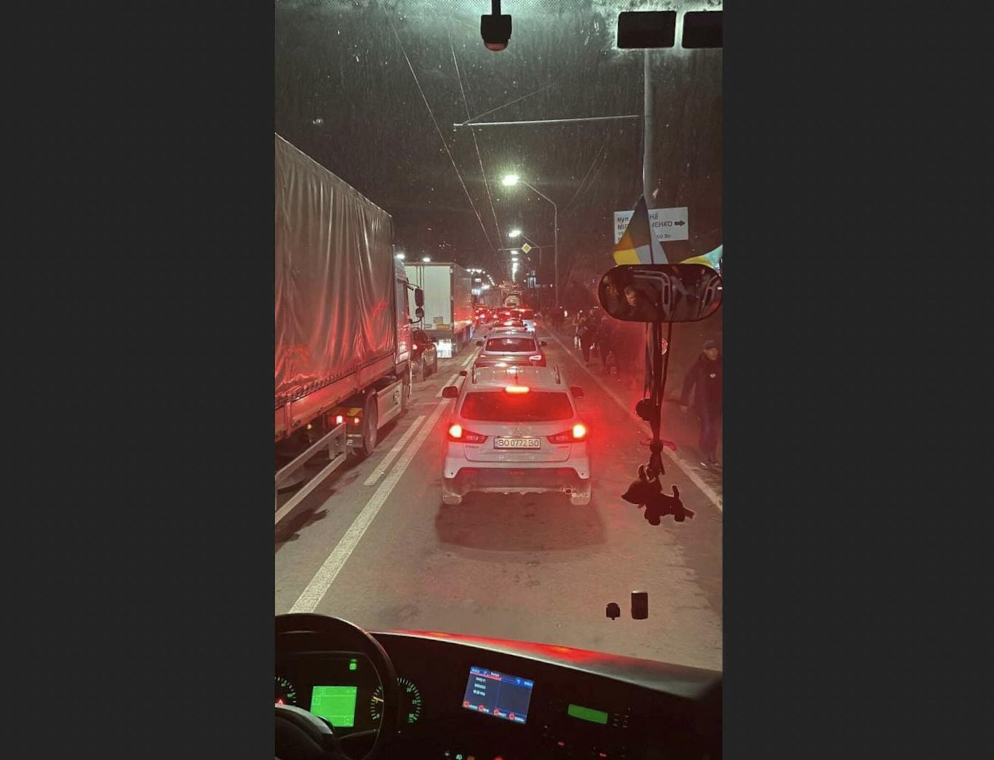 我18名在烏國人歷經烏克蘭戰亂 終平安抵達波蘭 50 撤僑專車自基輔啟程前往西烏地區的公路壅塞情形。