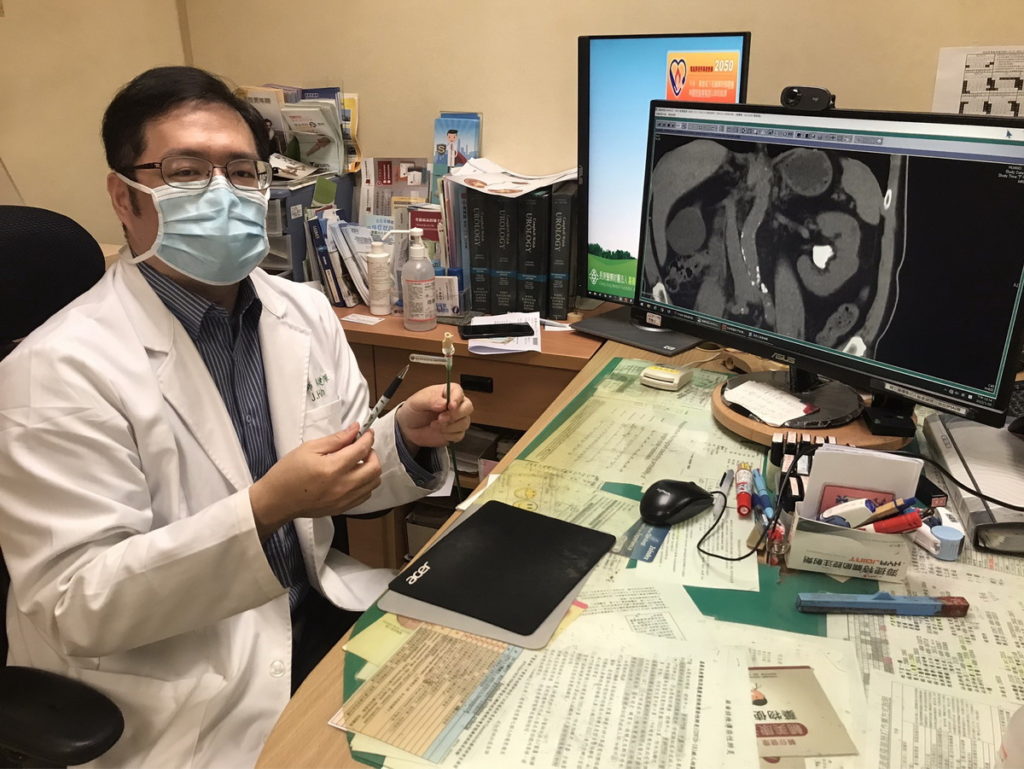 林健煇醫師指出,台灣地區尿路結石的盛行率約8_至10_,男女比為3:1