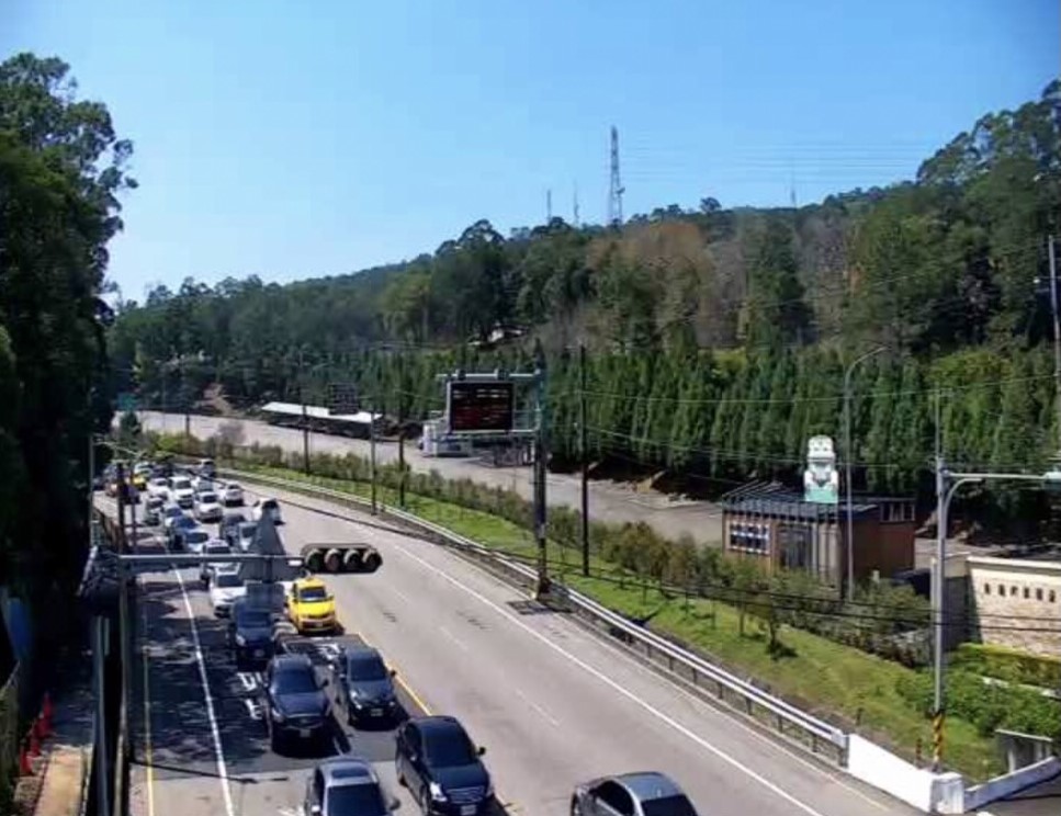▲到三義鄉賞木雕的遊客車潮也塞滿道路,苗警全力加強交通疏導,維持行車順暢 (圖/苗栗縣警察局 提供)