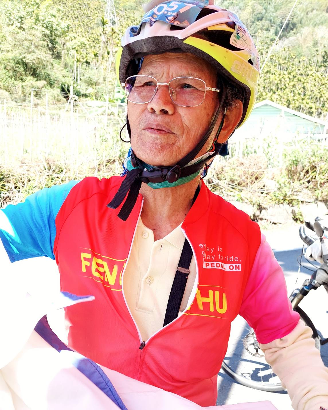 圖片說明:老當益壯80歲阿公騎自行車上奮起湖。(記者劉治強攝)
