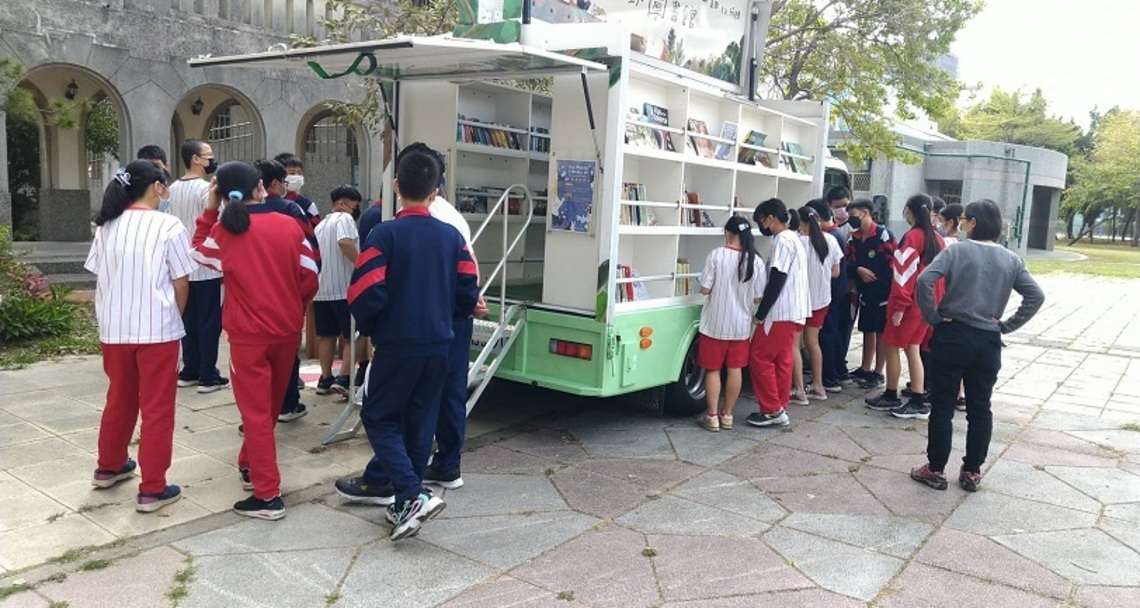 大灣國中攜手高市圖澄觀分館 「英語行動列車」推廣英語閱讀