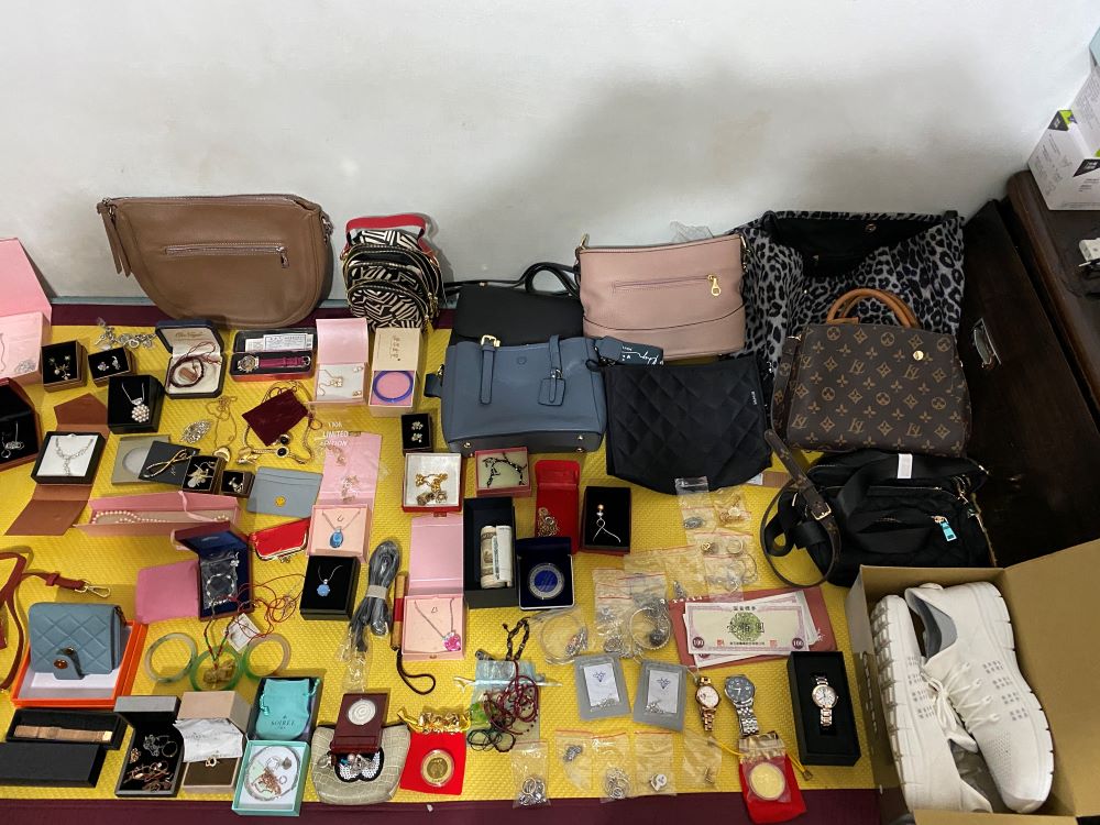 屋內起出數十件金銀飾、珠寶、酒類、手錶、精品皮包等各式贓物
