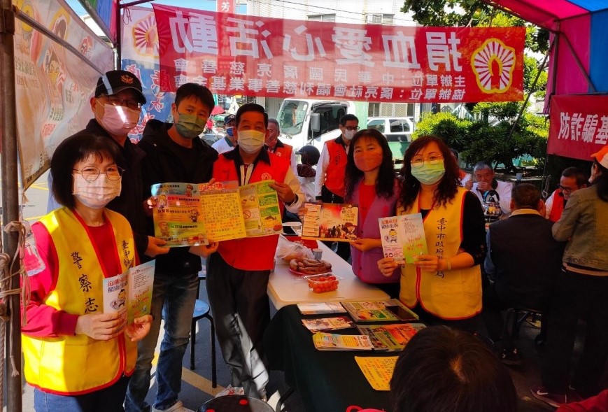 ▲霧峰警分局與志工結合捐血活動舉辦犯罪預防宣導 (圖/台中霧峰分局 提供)