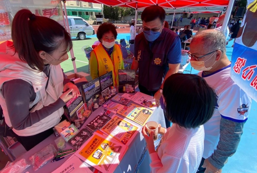 ▲霧峰分局在活動現場設攤進行反毒品、防詐騙、婦幼與交通安全宣導,並提供法律知識資訊 (圖/台中霧峰分局 提供)