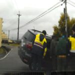 ▲鄭姓民眾因道路不熟,不慎將右前輪駛入路旁排水溝道,苗栗警率役男與民眾合力將車輛抬起脫困 (圖/苗栗縣警察局 提供)