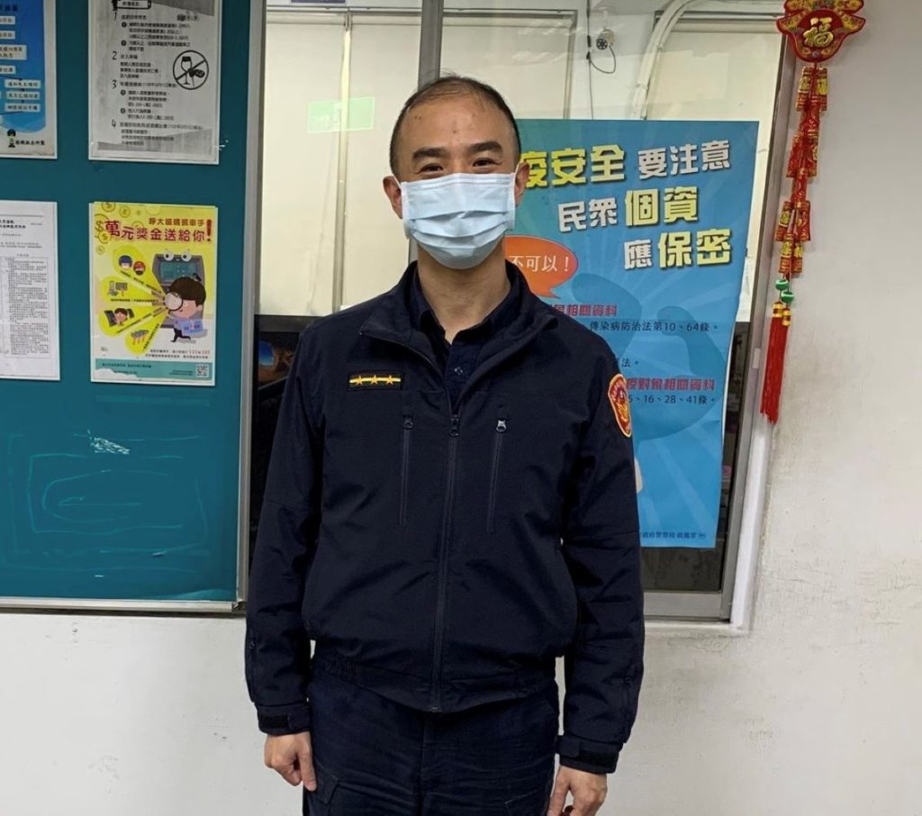 港墘派出所警員馬孟鄰，協助外出迷途視障朋友返家