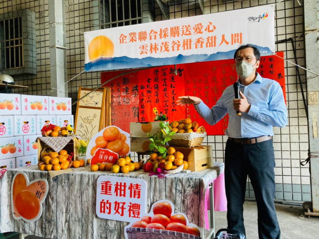 農業處長吳芳銘推銷茂谷柑為農民爭取產銷通路