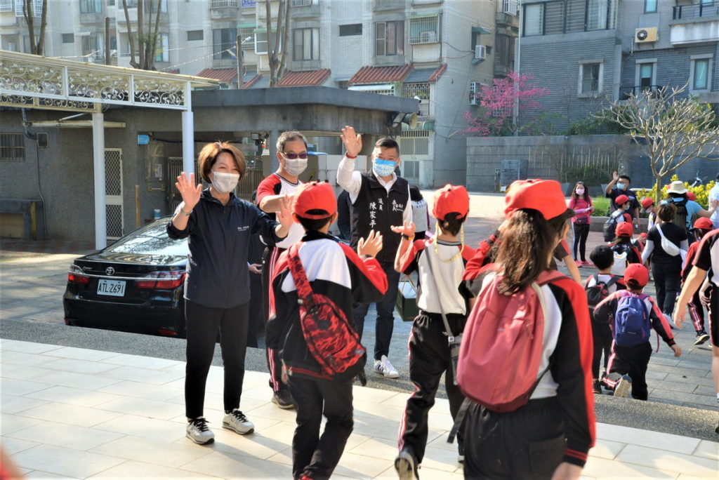 副市長送學生踏上旅程