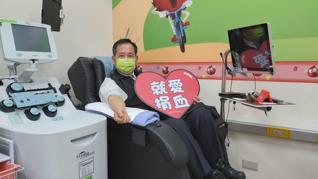 彰化縣警察局員林分局副分局長蕭小林在南投捐血室捐血時畫面。(圖/陳惠玲攝影)