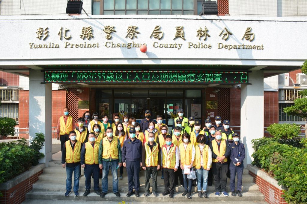 彰化縣警察局員林分局副分局長蕭小林,帶隊與天峰慈善會慰訪弱勢家庭。(圖/蕭小林提供)