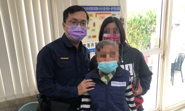 ▲員警依據老婦衣物上電話順利聯繫到家屬,協助安全返家 (圖/台中霧峰分局 提供)