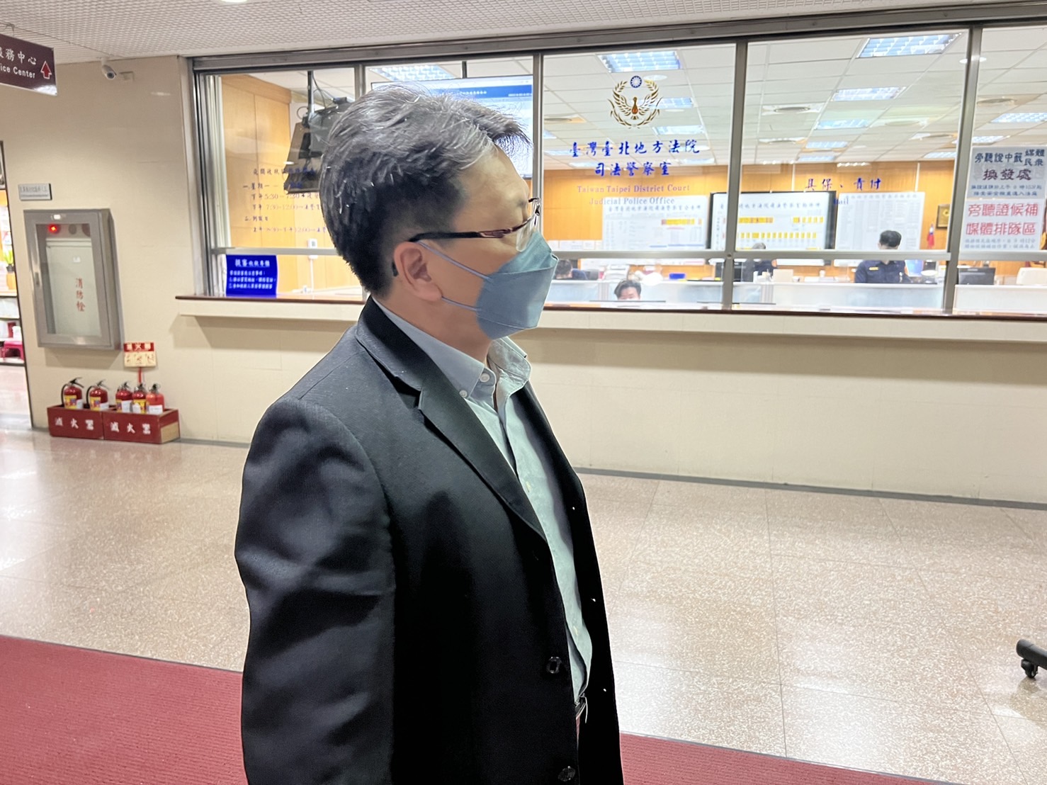 SOGO案/蘇震清國會辦公室主任被控當收賄白手套 駁:禮貌性回應 30 台北地方法院今(2)日開庭審理跨黨派立委涉賄案,台北地院傳喚無黨籍立委蘇震清及其國會辦公室主任余學洋。檢方於言詞辯論階段,當庭展示出許多余學洋和李恆隆間的私訊對話,因而被檢方控與蘇震清間有犯意聯絡、行為之分擔,余學洋方駁都是禮貌性回應。