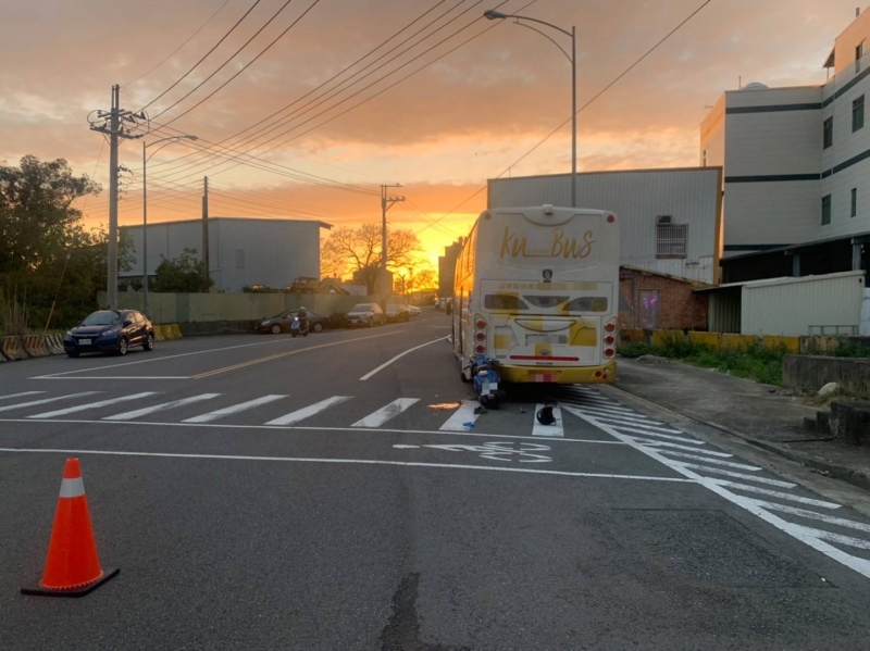 機車騎士撞上違停遊覽車 警籲遵守交通規則保平安