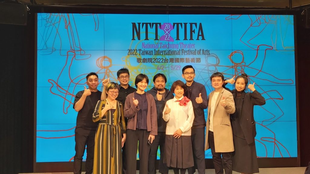 歌劇院藝術總監邱瑗與八位藝術家合影。(圖/陳惠玲攝影)