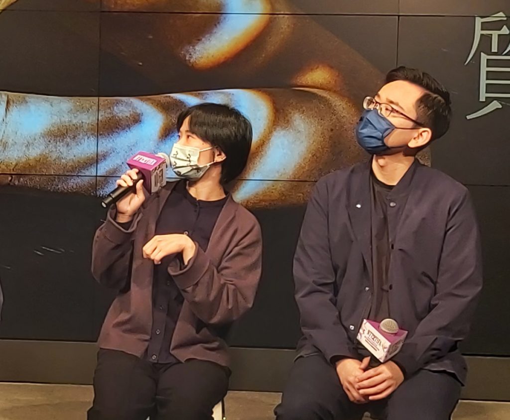 歌劇院駐館藝術家鄭伊里(左一)分享駐館創作《感質》(圖/陳惠玲攝影)
