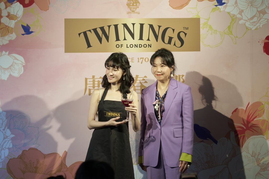 藝人連俞涵自製調飲與唐寧茶台灣香港總經理 張引璋合影