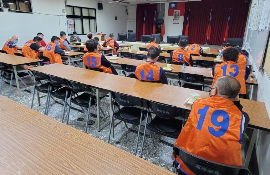 ▲員警於民宅周遭及防火巷部署警力,一舉破獲賭場主嫌及賭客共22人 (圖/台中霧峰分局 提供)