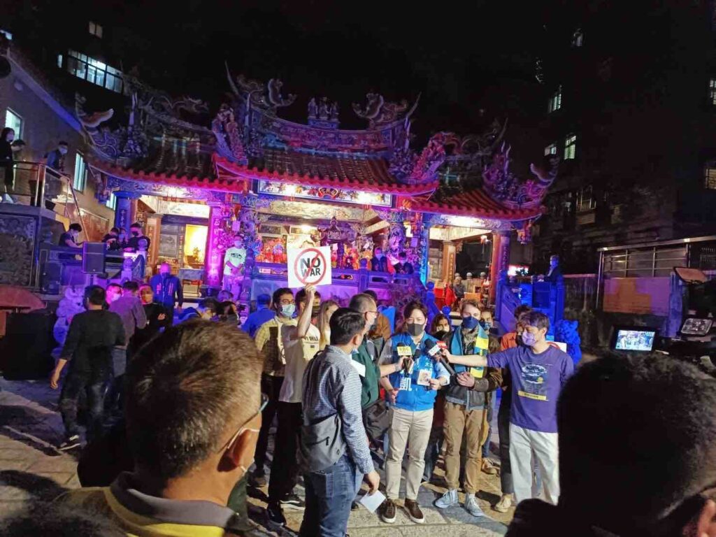 在台灣的烏克蘭與俄羅斯一起共同參與,兩國人民在台灣緊緊牽手,一同手拿反戰標語,希望向國際發聲反對戰爭