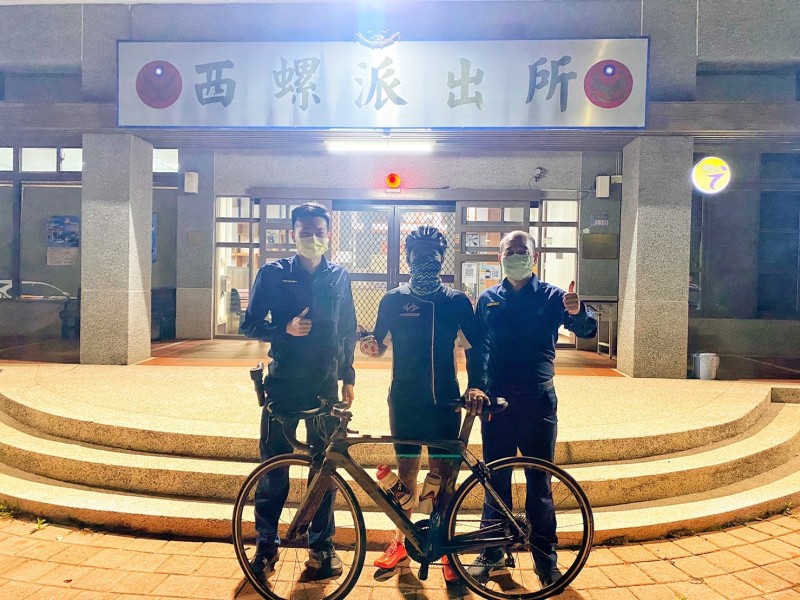 印尼籍留學生單車環島尋求協助 西螺警熱心招呼