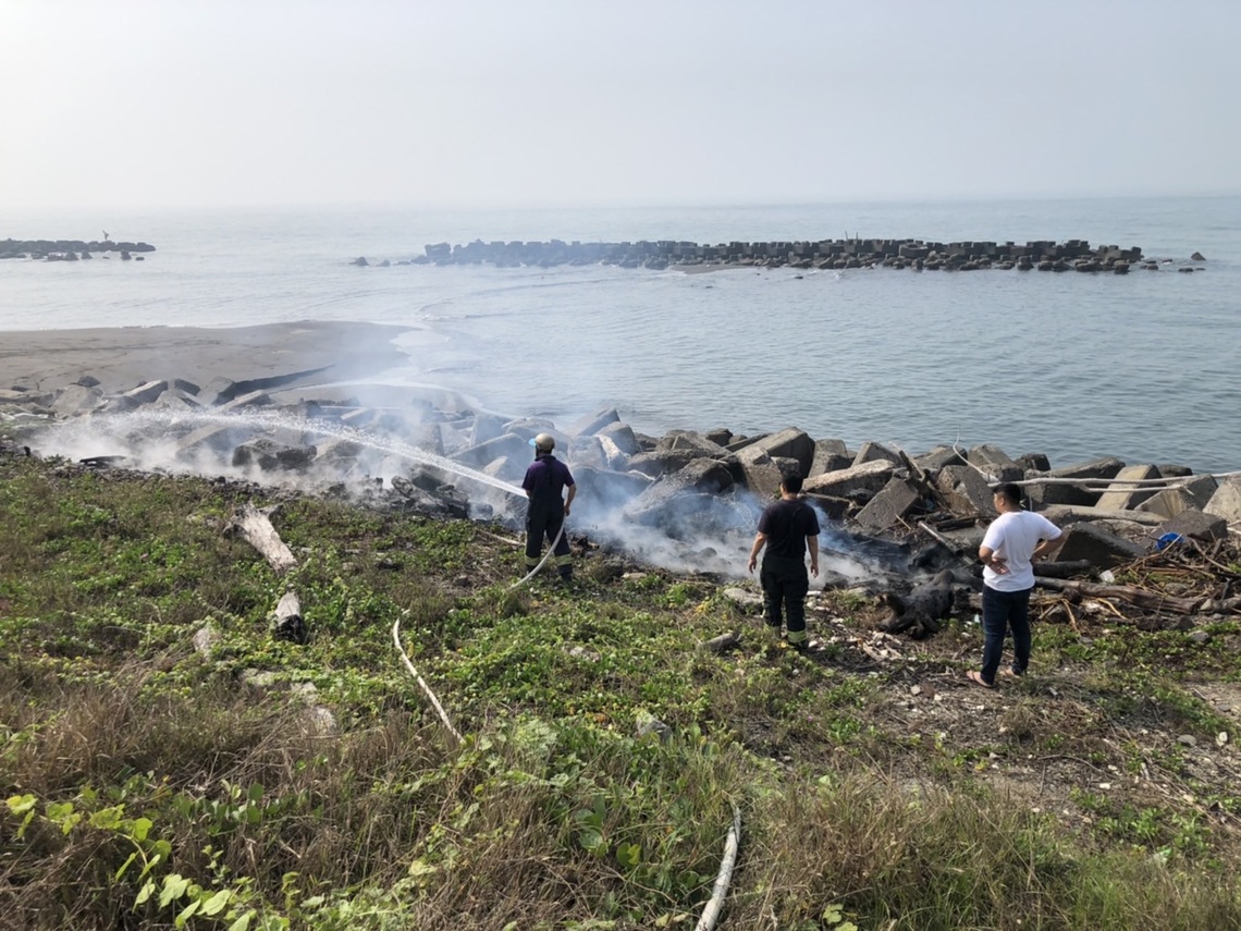 屏東縣林邊鄉崎峰村海堤雜草火警,消防分隊及時撲滅/波新聞