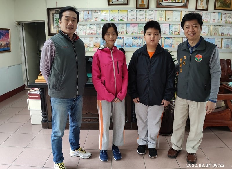 可能是 4 個人、大家站著和室內的圖像