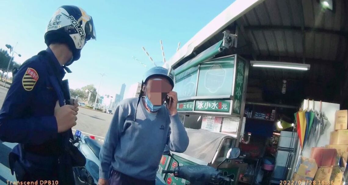 前鎮警攔查交通違規槓上開花查獲通緝犯!六旬男急CALL「董事長」求援