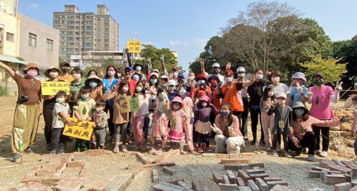 回憶始於足下 台中荔枝老樹公園老舊圍牆變身地坪鋪面