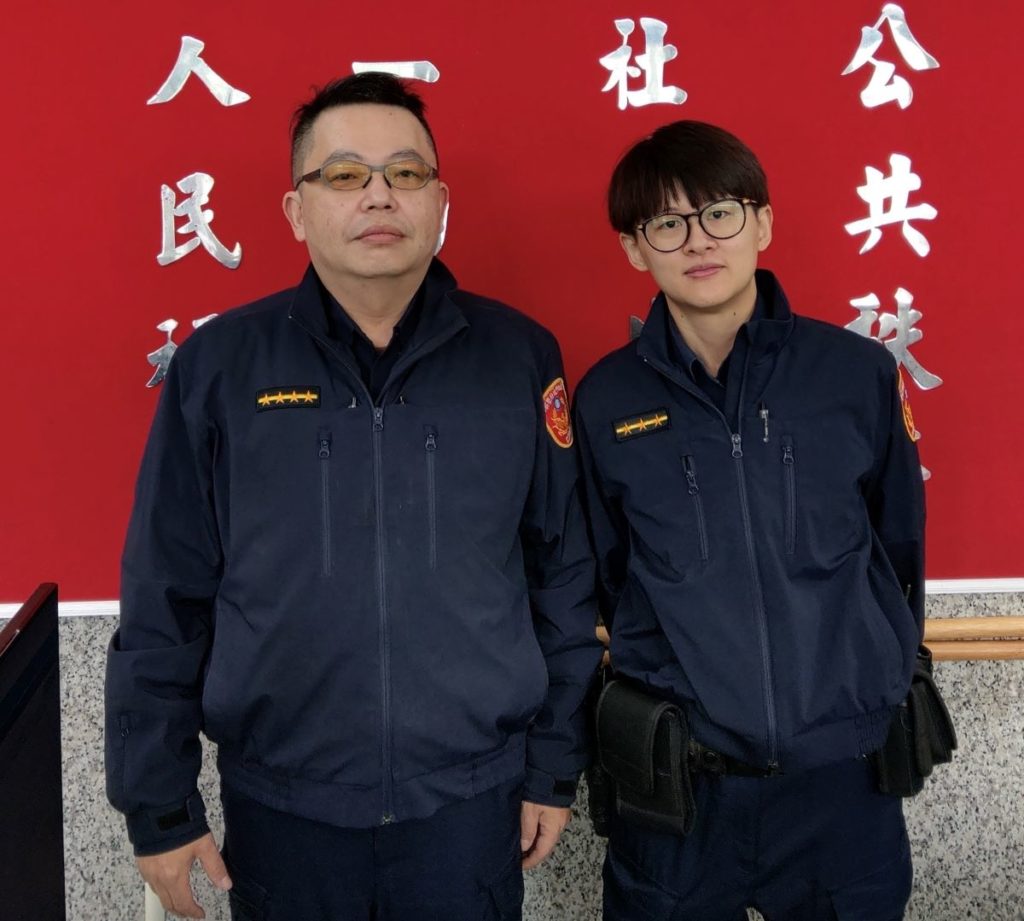 康寧派出所巡佐廖益賜(左)、警員廖芳兪(右)熱心勸阻民眾匯款,聯手行員成功攔阻
