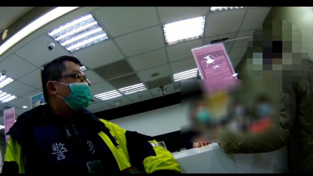 員警及行員一同勸說,阻止匯款