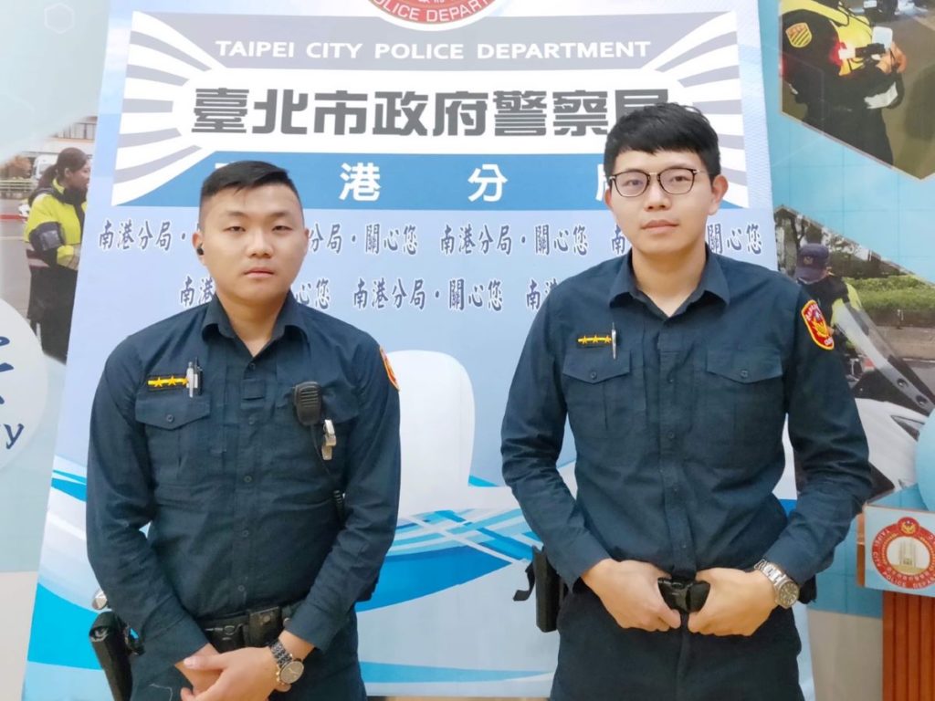 警員邱家豪(左)、林言宸(右)