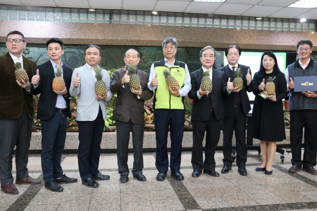 111年度鳳梨產銷輔導措施推動記者會合影