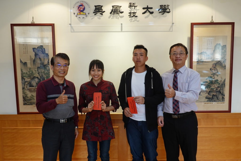 榮月科教文教育基金會高文顯董事長頒發學生獎學金(左一)高文顯董事長、(左二)應媒系明倩同學、(右一)蔡宏榮校長、(右二)吳俊逸同學