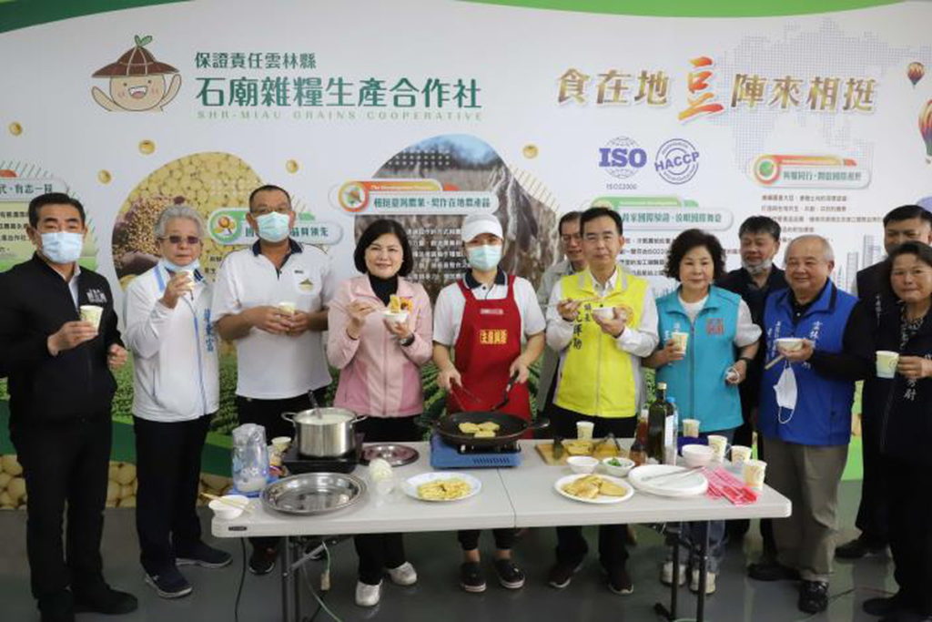張縣長等人參訪石廟雜糧生產合作社，並品嚐加工廠生產的豆製品，盛讚國際雙認證廠房