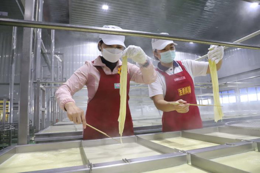 張縣長體驗製作豆包。