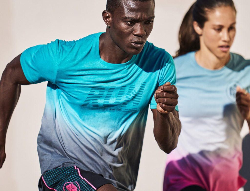 「UA RUN ANYWHERE」系列服飾外觀搭配DISCO復古特色,不僅極具個性時尚,螢光元素還能兼顧夜間跑步安全性!