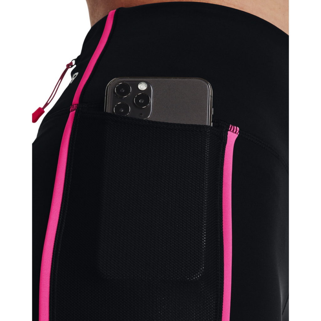 「UA RUN ANYWHERE」女款短褲於側邊及腰後設有拉鍊口袋,便利收納設計讓跑者能輕盈敏捷